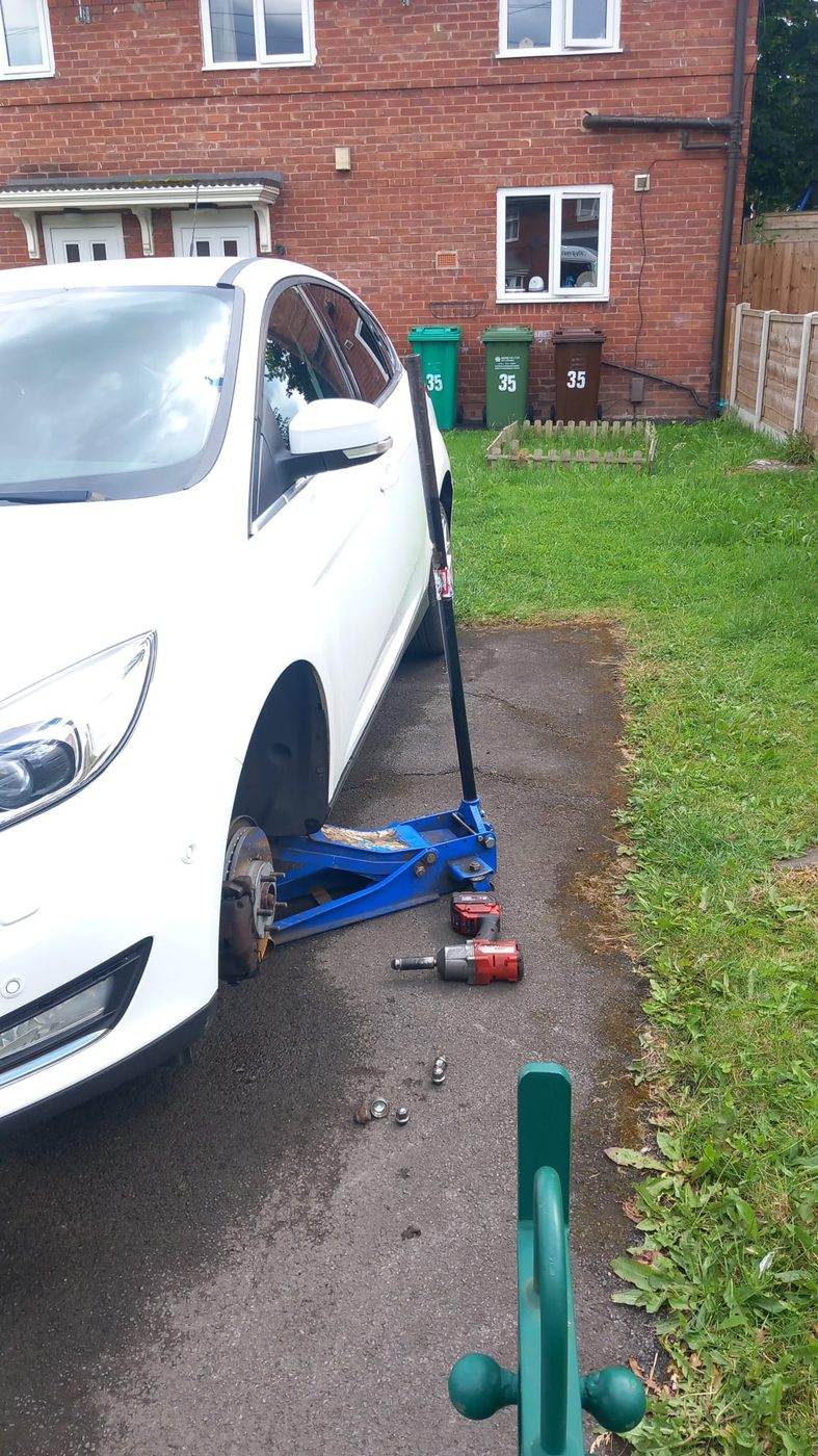 Mobile tyre fitting on a driveway